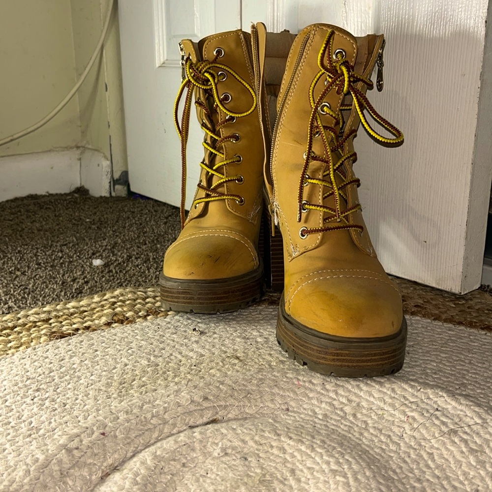 Size:8.5 women’s los Angeles high heel shoes
